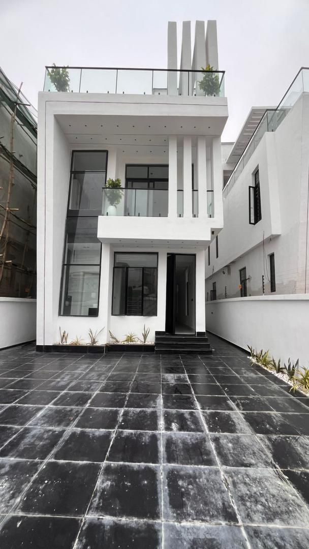 BEAUTIFULLY BUILT 5 BEDROOM FULLY DETACHED DUPLEX WITH BQ. Think Global Property