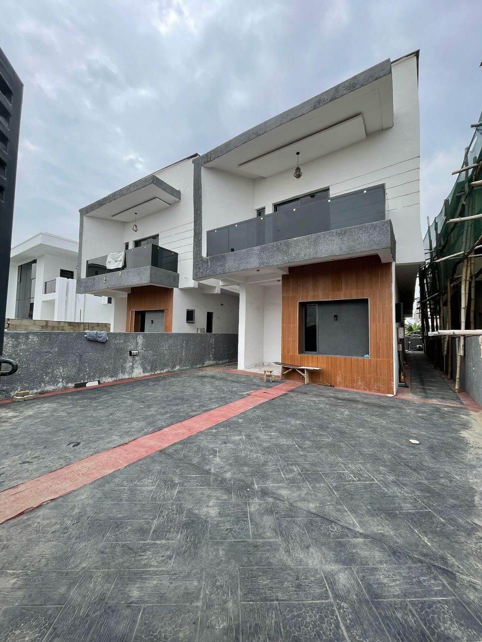 Luxurious 4 Bedroom Fully detached with BQ and pool